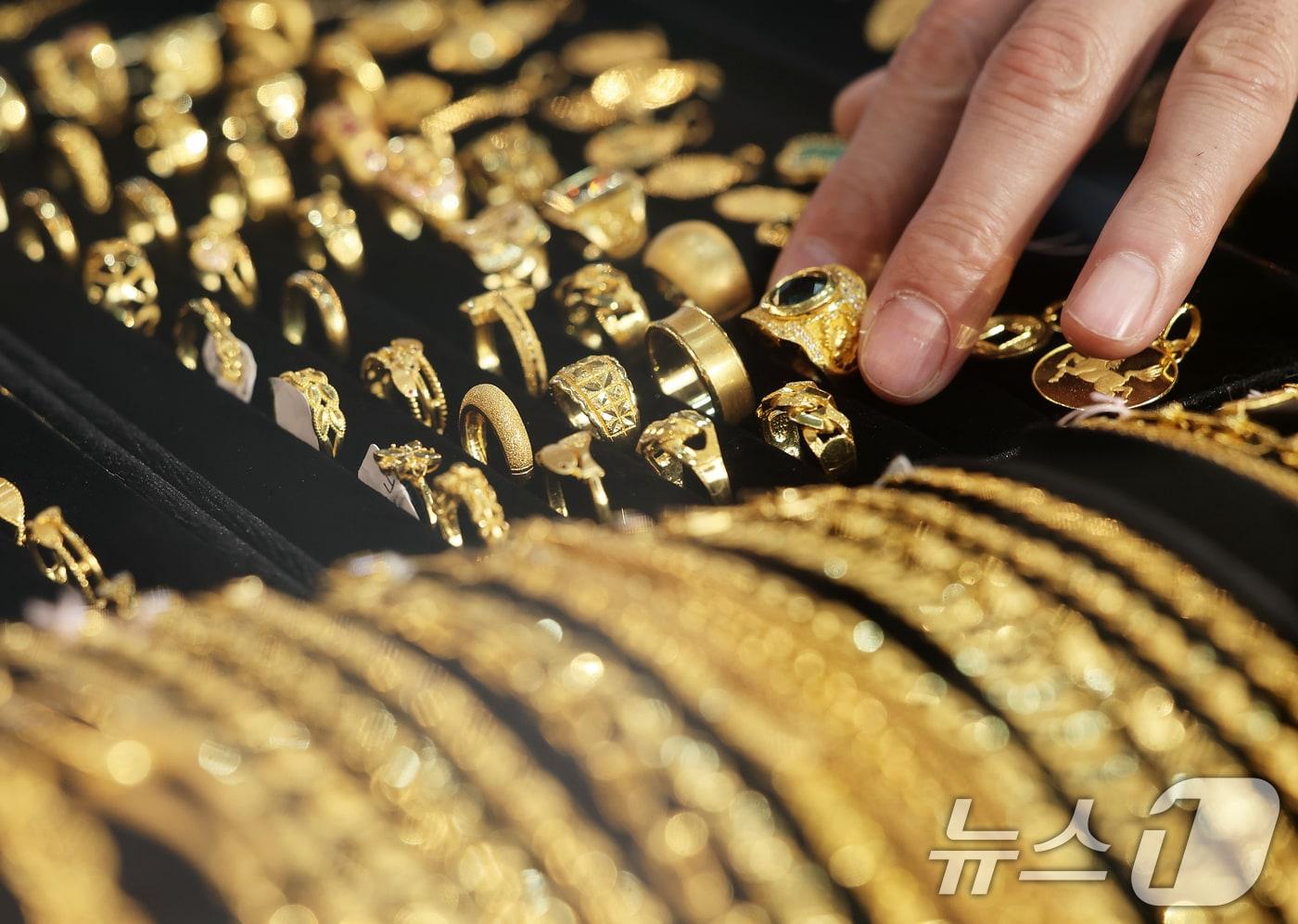 서울 종로구의 한 귀금속도매상점에서 직원이 금 제품을 정리하고 있다. /뉴스1 ⓒ News1 오대일 기자