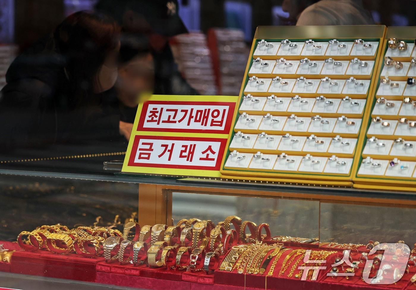금 현물시장 &#39;KRX 금시장&#39;의 시장가가 국제 금 시세보다 비싼 상태가 계속되는 등 금 투자 수요가 폭증하는 가운데 16일 서울 종로구의 한 귀금속도매상점에서 고객들이 상품을 고르고 있다. 2025.2.16/뉴스1 ⓒ News1 오대일 기자