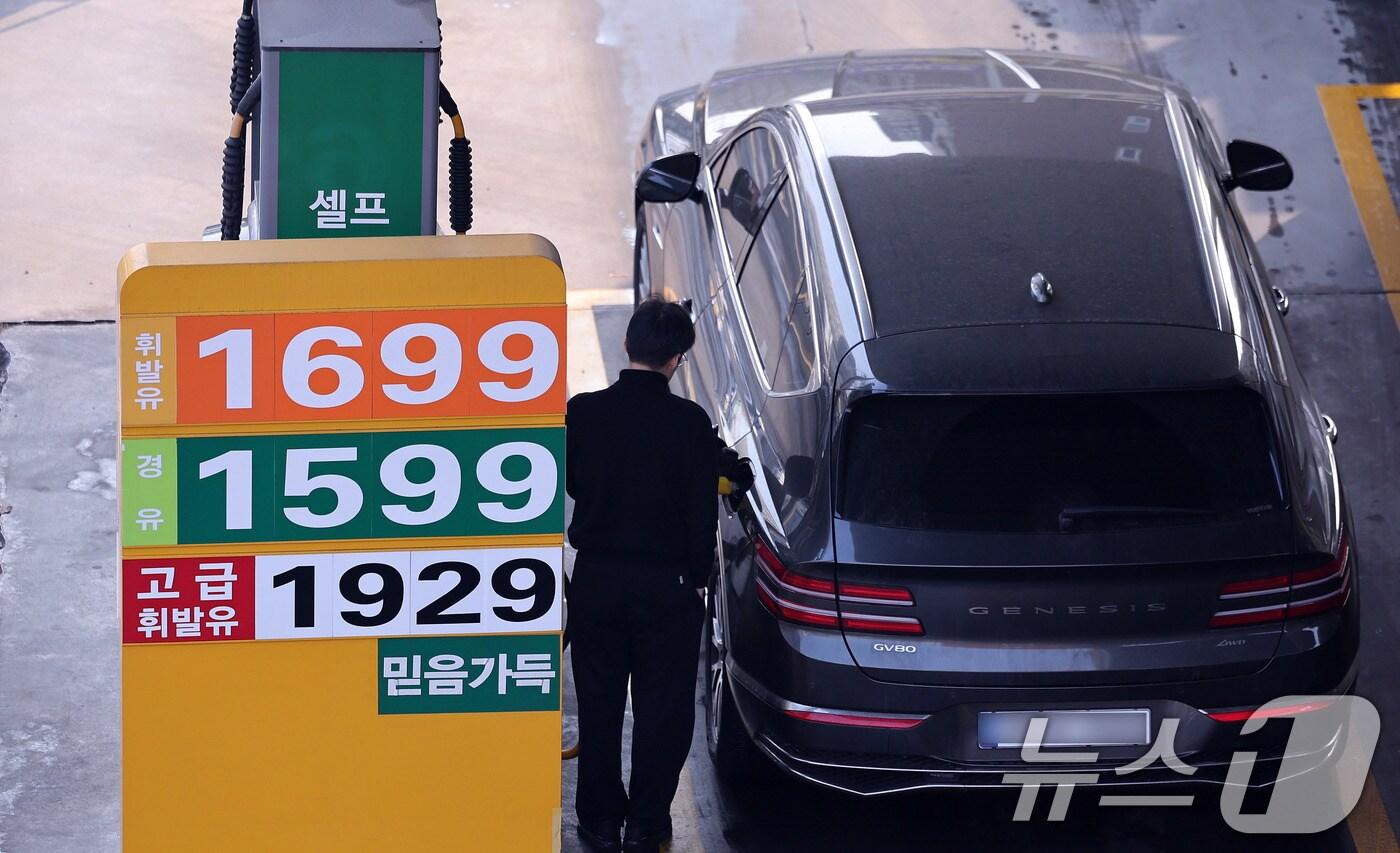 휘발유 가격이 지난주에 이어 2주 연속 하락한 16일 서울의 한 주유소 입구에 유가정보가 표시돼 있다. 2025.2.16/뉴스1 ⓒ News1 박지혜 기자