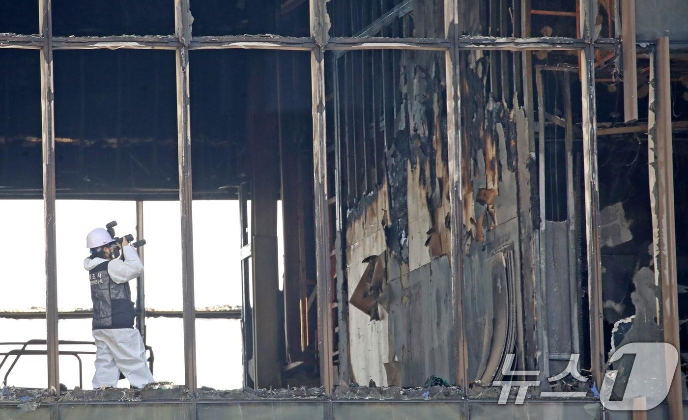16일 부산 기장군 반얀트리 호텔 신축 공사장 화재 현장에서 경찰과 과학수사대 화재감식팀, 소방 당국, 국립과학수사연구원, 국립재난안전원 등 관계자들이 합동 감식을 하고 있다. 지난 14일 오전 이곳에서 발생한 화재로 작업자 6명이 목숨을 잃었다. 2025.2.16/뉴스1 ⓒ News1 윤일지 기자
