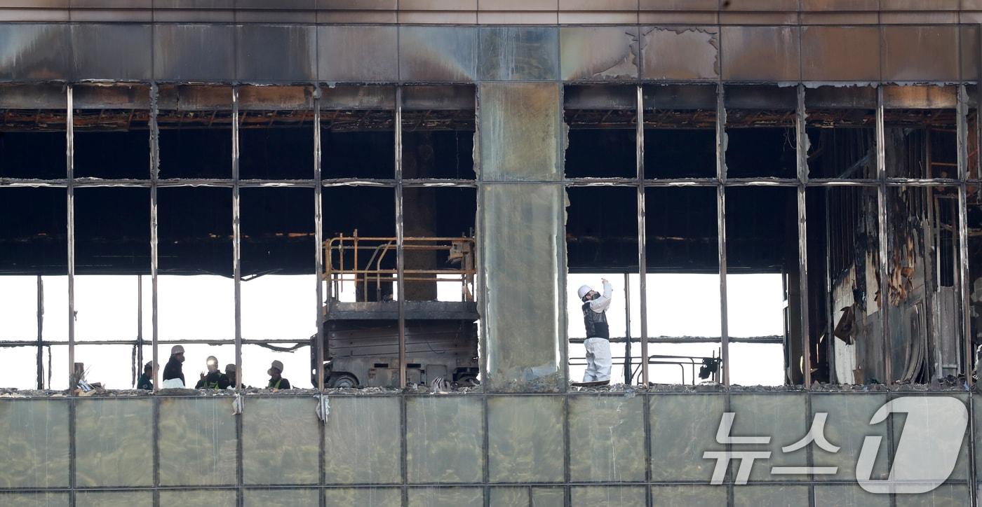 부산 기장군 반얀트리 호텔 신축 공사장 화재 현장에서 경찰과 과학수사대 화재감식팀, 소방 당국, 국립과학수사연구원, 국립재난안전원 등 관계자들이 합동 감식을 하고 있다.2025.2.16/뉴스1 ⓒ News1 윤일지 기자