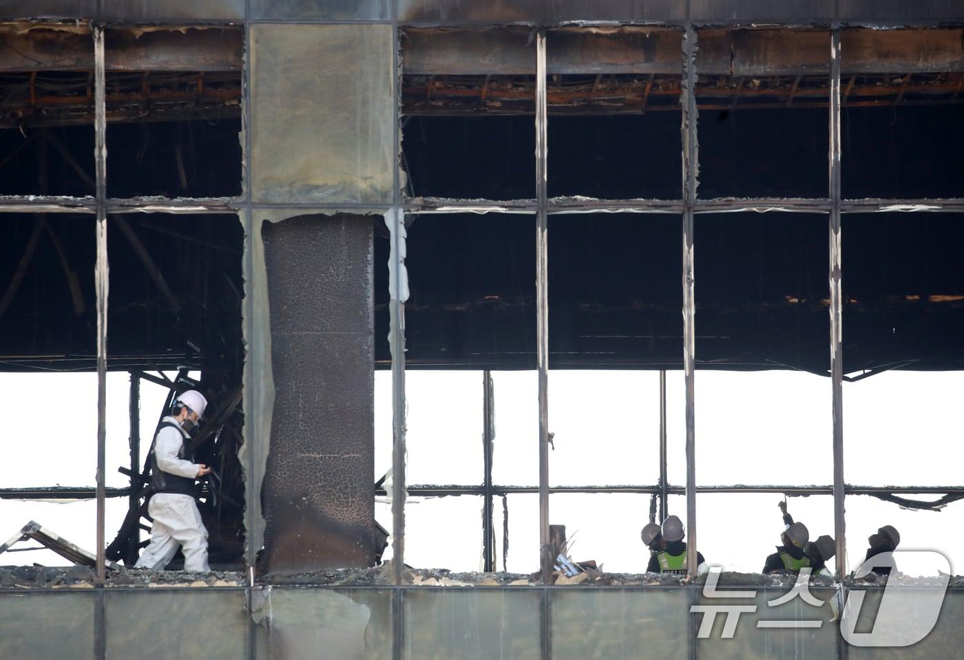 부산 기장군 반얀트리 호텔 신축 공사장 화재 현장에서 경찰과 과학수사대 화재감식팀, 소방 당국, 국립과학수사연구원, 국립재난안전원 등 관계자들이 합동 감식을 하고 있다. 2025.2.16/뉴스1 ⓒ News1 윤일지 기자