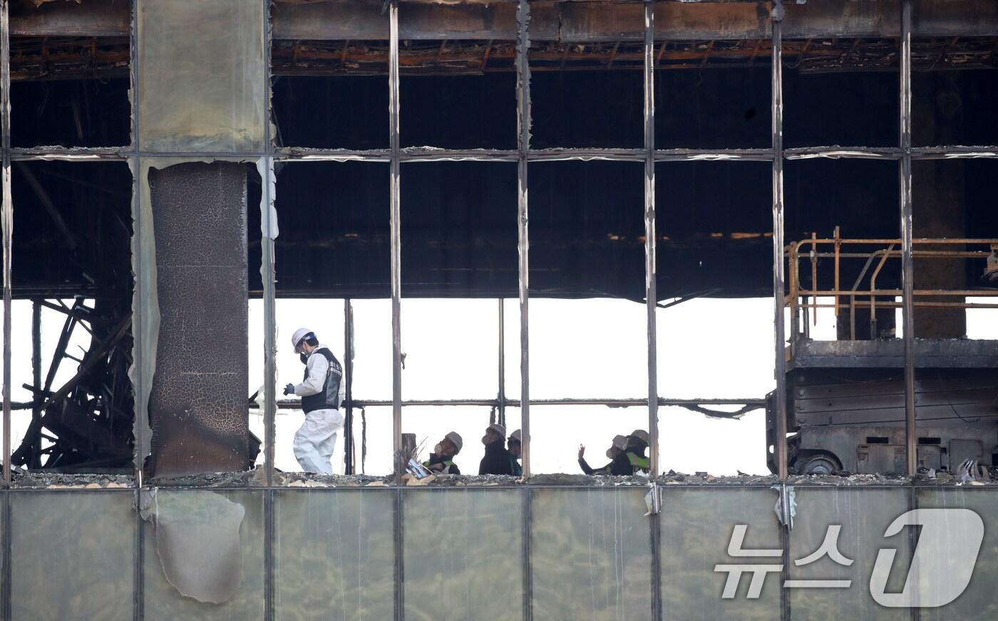 16일 부산 기장군 반얀트리 호텔 신축 공사장 화재 현장에서 경찰과 과학수사대 화재감식팀, 소방 당국, 국립과학수사연구원, 국립재난안전원 등 관계자들이 합동 감식을 하고 있다.  2025.2.16/뉴스1 ⓒ News1 윤일지 기자