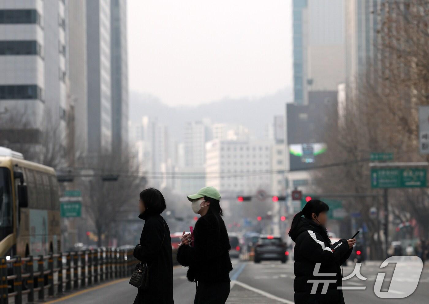 서울 종로구 횡단보도에서 시민들이 마스크를 쓴 채 발걸음을 재촉하고 있다. /뉴스1 ⓒ News1 오대일 기자