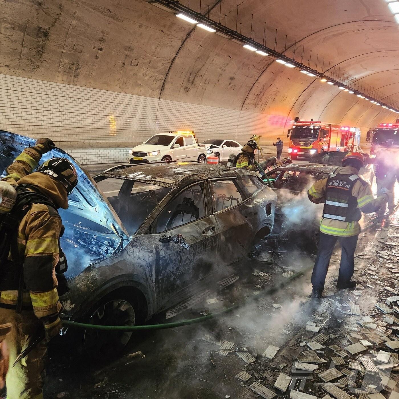 본문 이미지 - 16일 오전 11시50분쯤 충북 충주시 앙성면 중부내륙고속도로 양평방향 중원터널 안에서 연쇄 추돌 사고로 차량에 불이 나 소방당국이 진화작업을 벌이고 있다.(충북소방본부 제공. 재판매 및 DB금지) /뉴스1