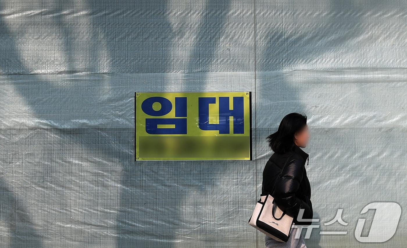 본문 이미지 - 16일 오후 서울 종로구의 대로변 상가에 붙은 임대 안내문.  (사진은 기사 내용과 무관함) ⓒ 뉴스1 오대일 기자