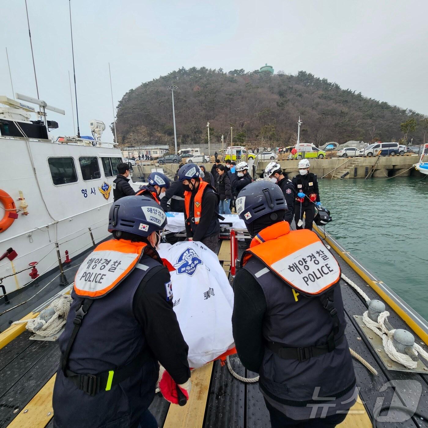 본문 이미지 - 16일 오후 1시 20분께 전북자치도 부안군 왕등도 인근 해역서 발생한 신방주호 화재 사고 실종 선원으로 추정되는 시신 2구가 발견됐다.&#40;부안해양경찰서 제공. 재판매 및 DB금지&#41;2025.2.16/뉴스1