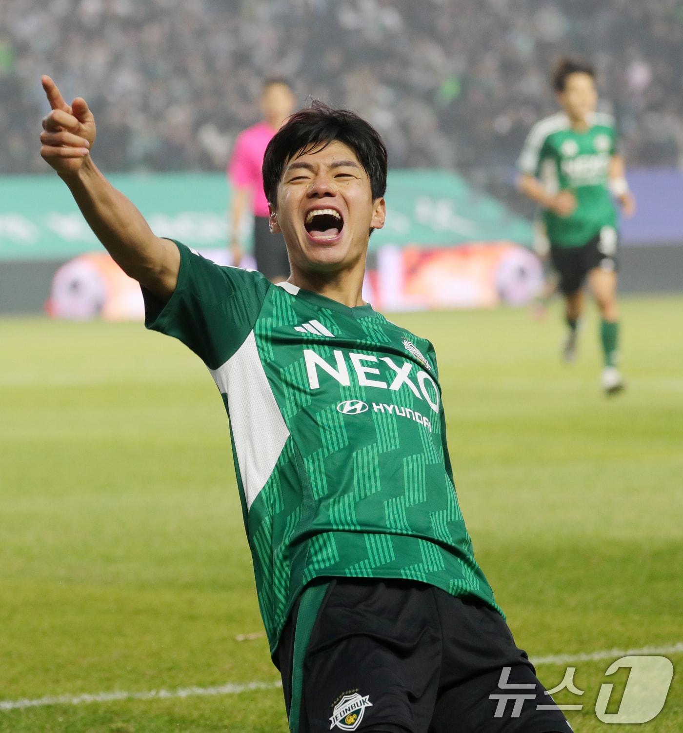 본문 이미지 - 16일 전북자치도 전주시 전주월드컵경기장에서 열린 하나은행 K리그1 2025 전북현대와 김천상무의 경기에서 전북 전진우가 골을 넣고 기쁨을 표출하고 있다. 2025.2.16/뉴스1 ⓒ News1 유경석 기자