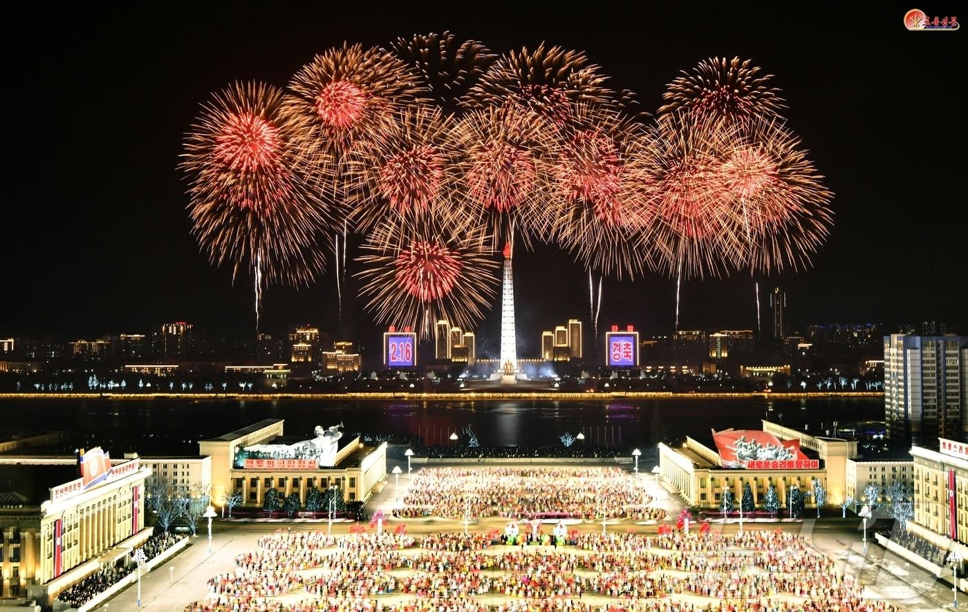 &#40;평양 노동신문=뉴스1&#41; = 북한 노동당 기관지 노동신문은 17일 진날 밤 수도의 청년학생들이 김정일 국방위원장 생일을 맞아 거리마다 그리움의 노래를 부르며 김일성광장에서 경축야회를 펼쳤다고 보도했다. [국내에서만 사용가능. 재배포 금지. DB 금지. For Use Only in the Republic of Korea. Redistribution Prohibited] rodongphoto@news1.kr