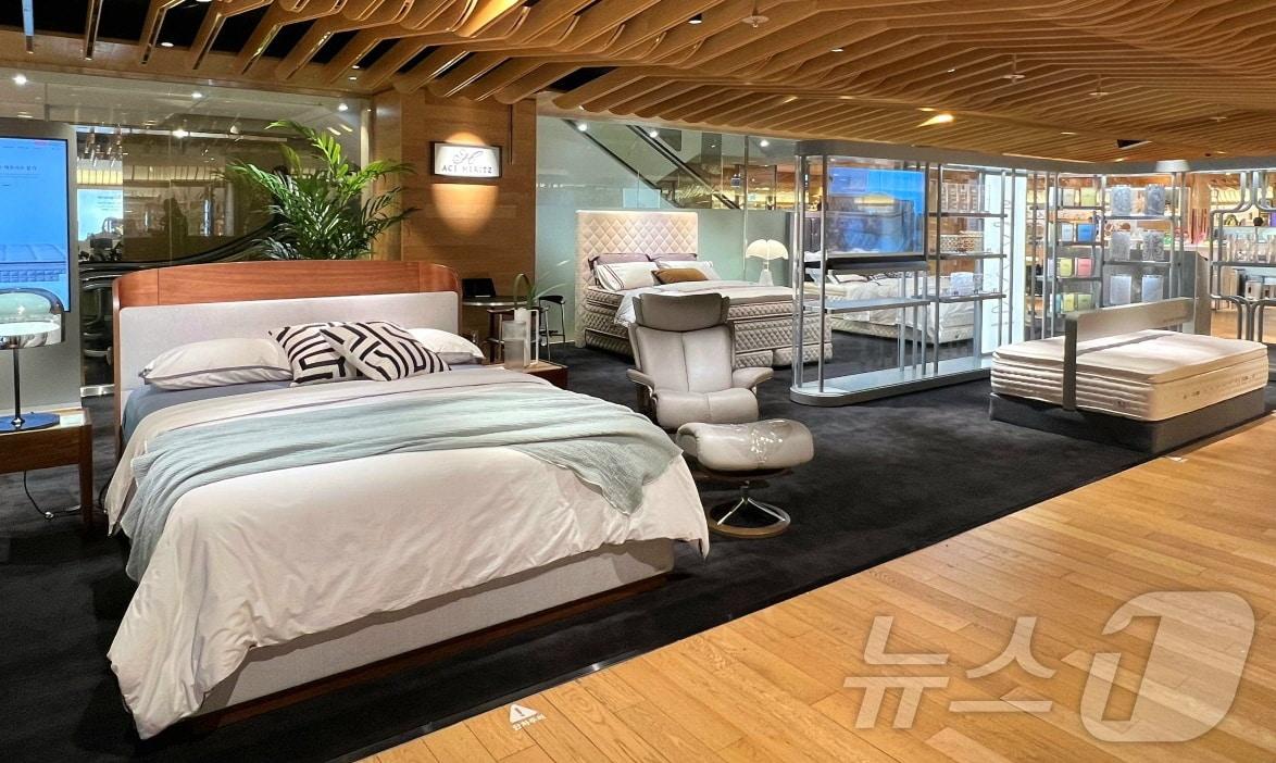 본문 이미지 - 에이스침대의 '에이스 헤리츠' 팝업스토어 전경.(에이스침대 제공)