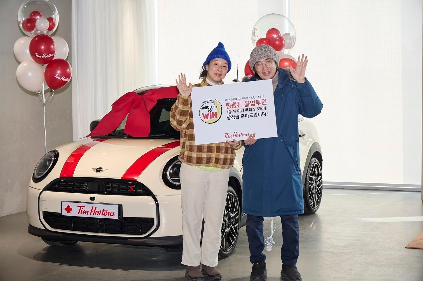 팀홀튼이 진행한 롤업투윈 캠페인의 1등 당첨자 가족이 BMW 뉴 미니 쿠퍼 S-5도어를 선물 받은 뒤 기념 촬영을 하고 있다.(팀홀튼 제공)