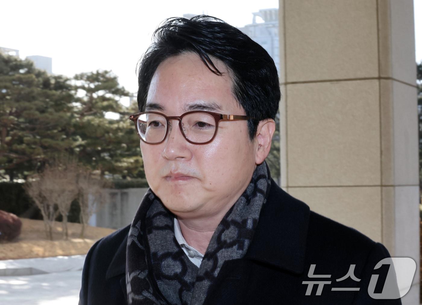 본문 이미지 - 심우정 검찰총장이 17일 서울 서초구 대검찰청으로 출근하고 있다. 이날 헌법재판소는 김건희 여사의 도이치모터스 주가조작 연루 의혹을 제대로 수사하지 않았다는 이유로 탄핵소추된 이창수 서울중앙지검장, 조상원 4차장, 최재훈 반부패2부장의 첫 변론기일을 진행한다. 2025.2.17/뉴스1 ⓒ News1 박세연 기자