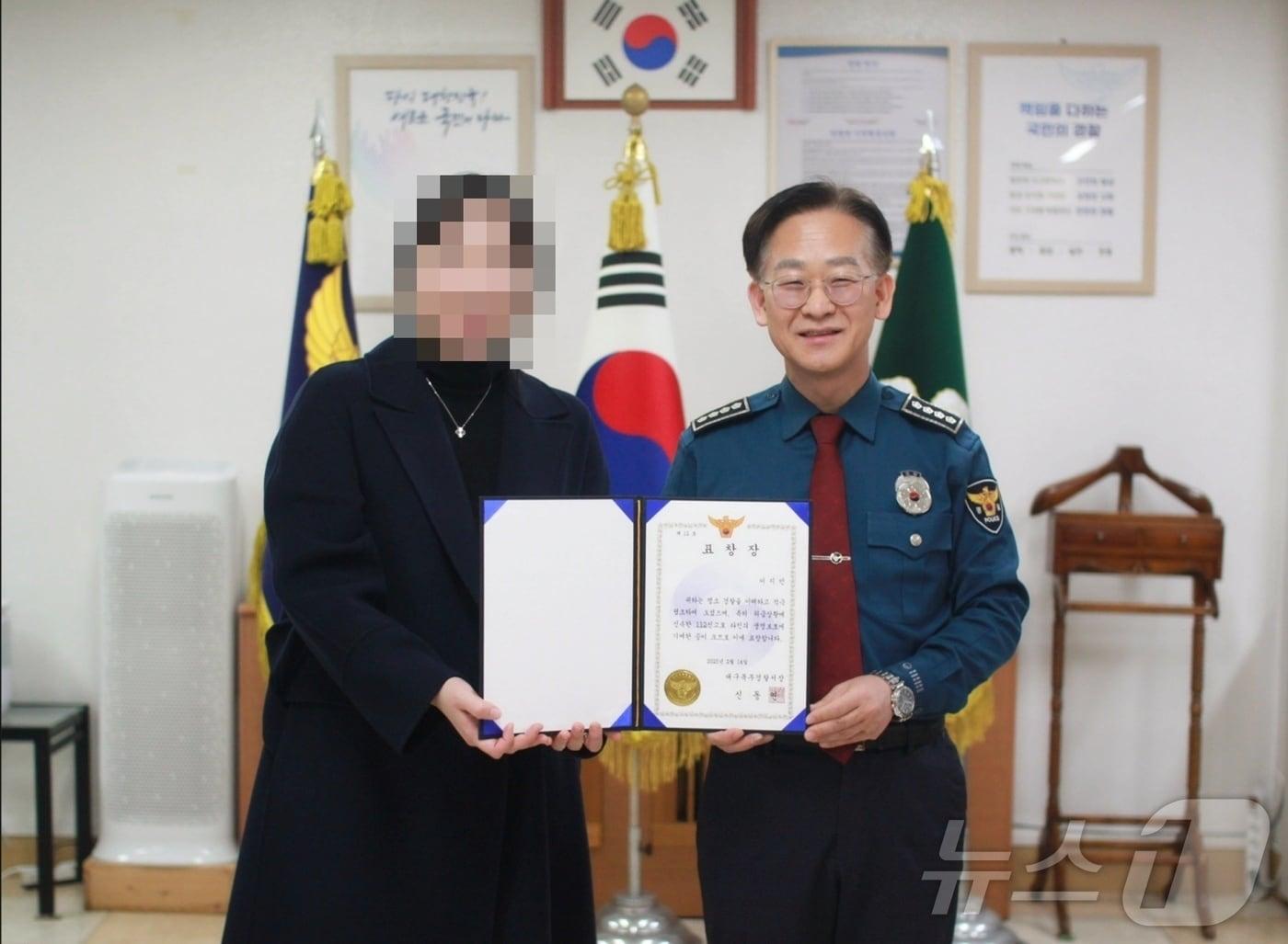 본문 이미지 - 112신고 공로자 A씨가 대구 북부경찰서에서 공로상을 받고 기념사진을 촬영하고 있다.(대구 북부경찰서 제공.재판매 및 DB 금지)