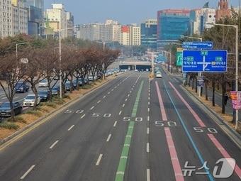 본문 이미지 - 대전시내 주요 도로에 설치한 색깔 유도선.(대전시 제공.재판매 및 DB금지)/뉴스1