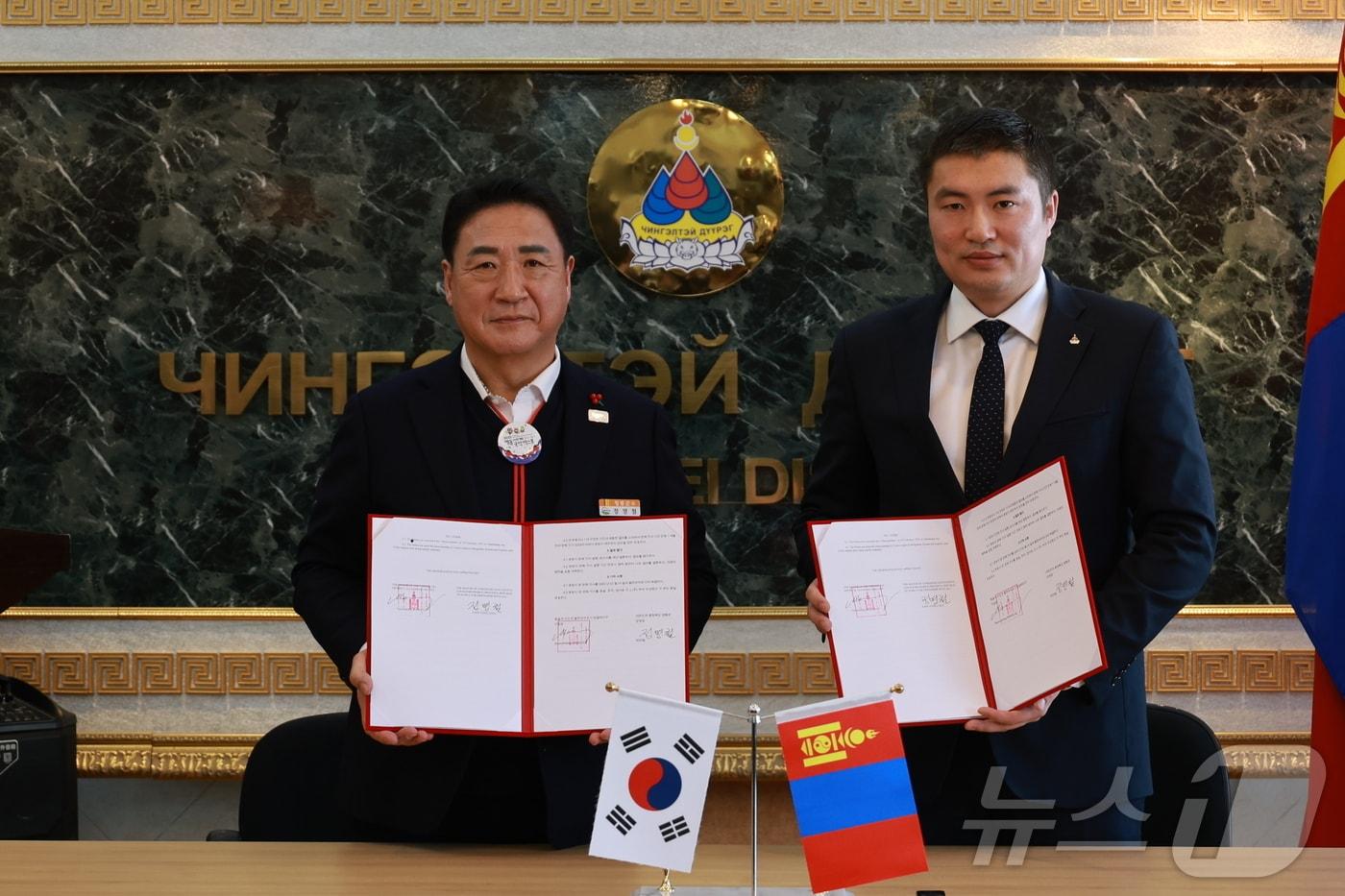정영철 영동군수(왼쪽)와 몽골 칭겔테이구 관계자가 우호 교류 협약을 하고 있다. (영동군 제공. 재판매 및 DB금지) /뉴스1