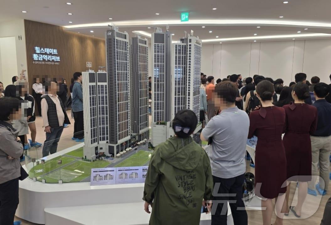 본문 이미지 - 대구의 민간아파트 분양 가격이 한달 만에 보합세를 기록했다. 사진은 대구 수성구의 한 견본주택 모습. &#40;사진은 기사 내용과 무관함&#41; ⓒ News1 DB