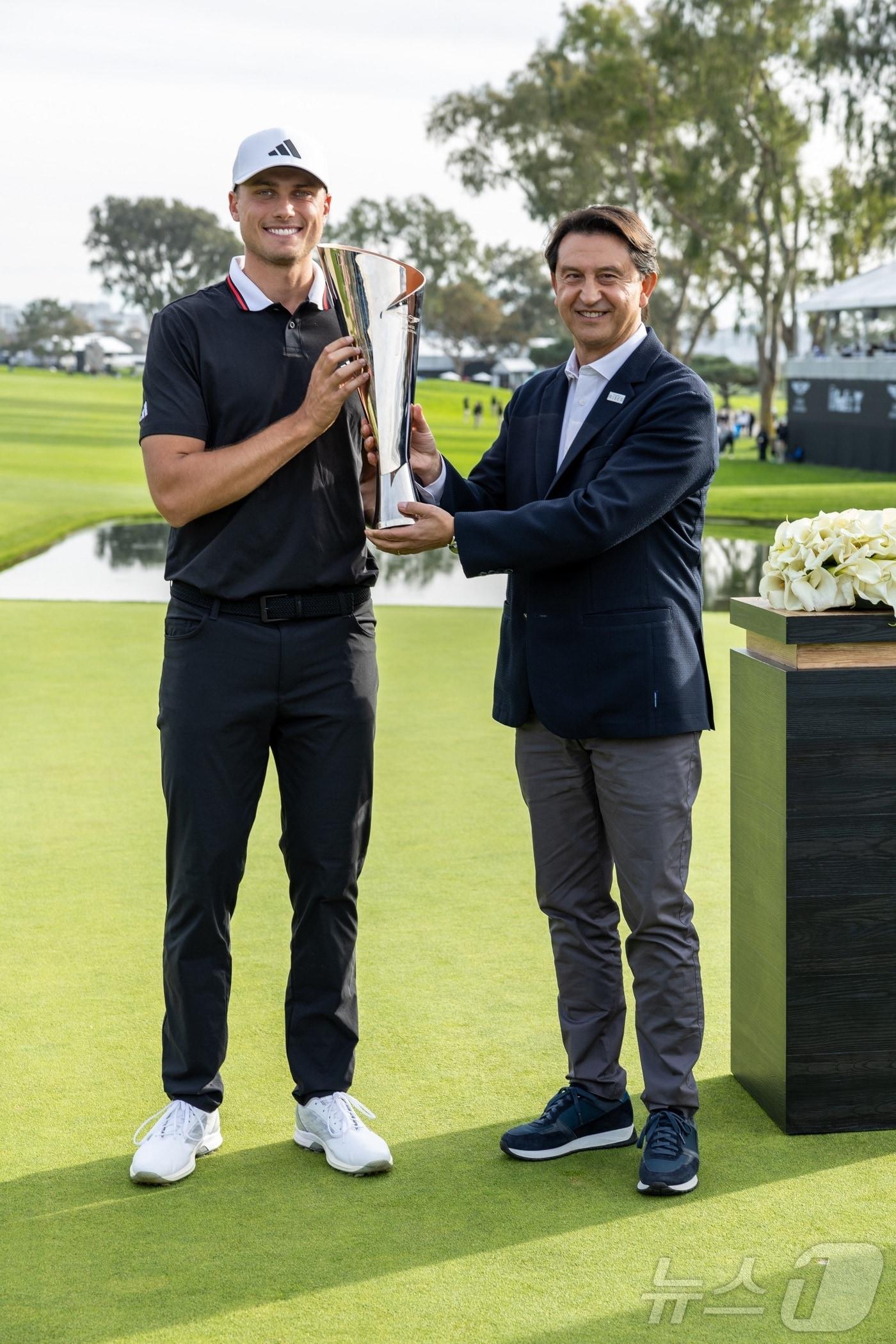 본문 이미지 - '2025 제네시스 인비테이셔널’ 우승자 루드비그 오베리, 현대차 호세 무뇨스 대표이사 사장이 기념 촬영을 하는 모습.(제네시스 제공) 