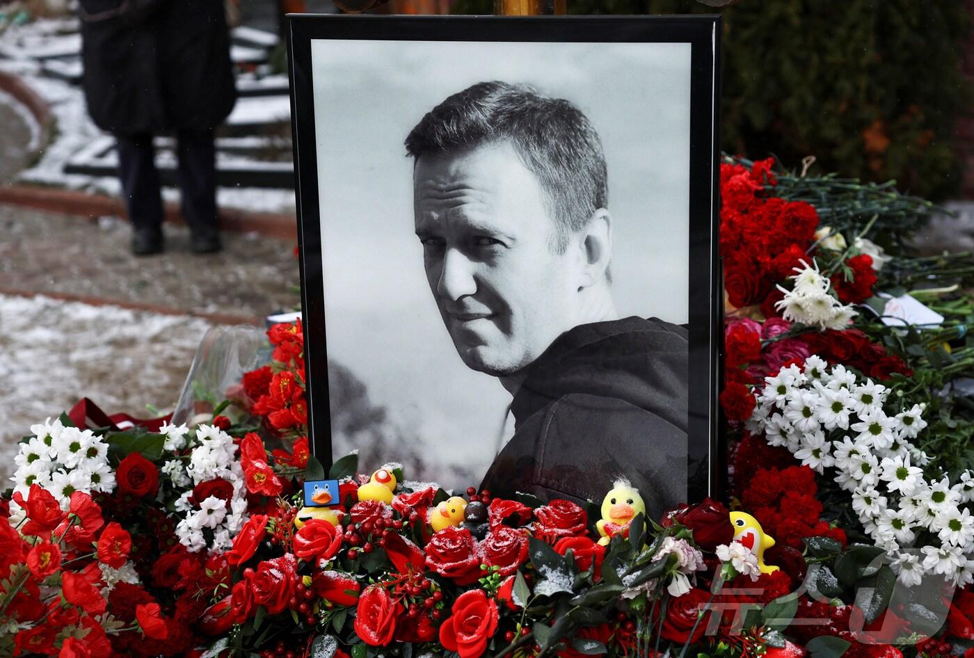 16일(현지시간) 러시아 모스크바 보리솝스코예 묘지에 있는 알렉세이 나발니의 묘지. ⓒ 로이터=뉴스1