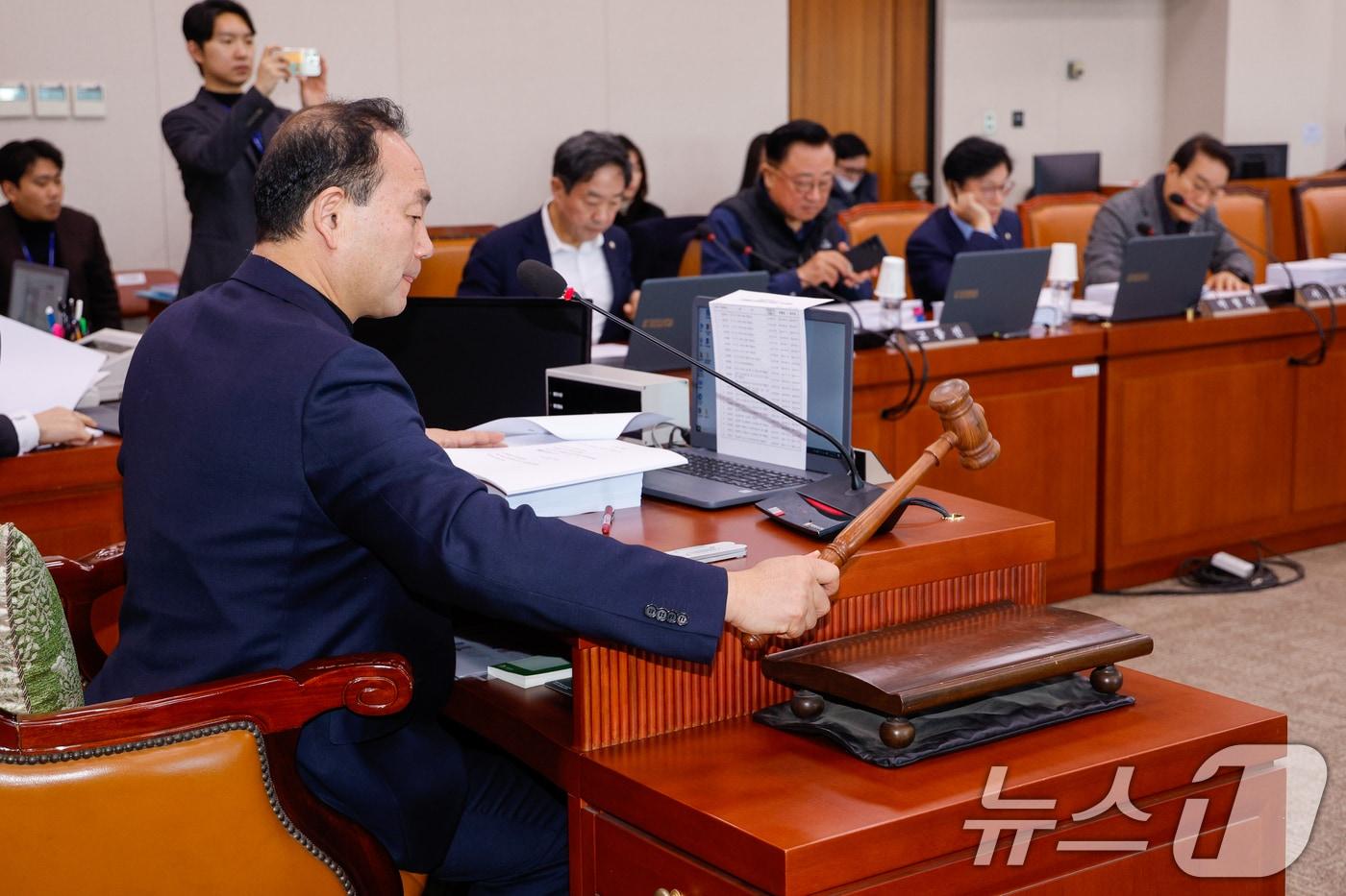 본문 이미지 - 17일 서울 여의도 국회 산업통상자원중소벤처기업위원회에서 열린 제422회국회(임시회) 제1차 산업통상자원특허소위원회에서 김원이 소위원장이 반도체 특별법, 에너지 3법 등 논의를 위해 의사봉을 두드리고 있다. 2025.2.17/뉴스1 ⓒ News1 안은나 기자