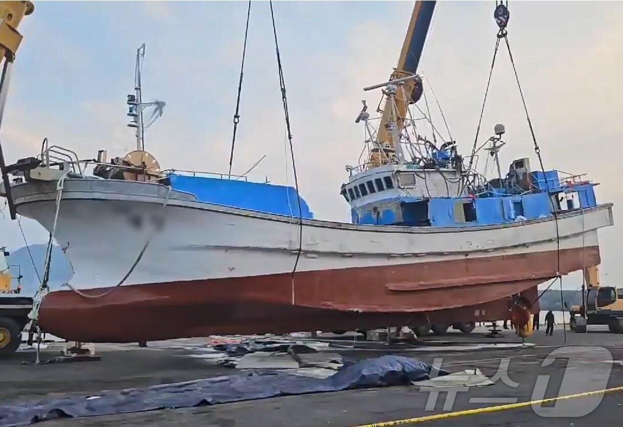 본문 이미지 - 제주 해상에서 전복된 서귀포 선적 '2066재성호'(32톤·승선원 10명) 선체가 16일 오후 6시10분 서귀포항에서 육상으로 인양됐다.(서귀포해양경찰서 제공. 재판매 및 DB금지).2025.2.17/뉴스1 ⓒ News1 홍수영 기자