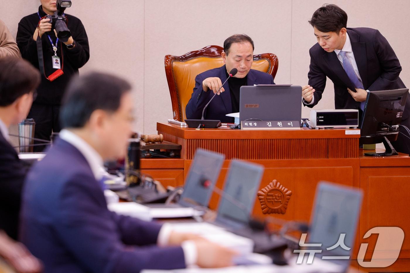 17일 서울 여의도 국회 산업통상자원중소벤처기업위원회에서 열린 제422회국회(임시회) 제1차 산업통상자원특허소위원회에서 김원이 소위원장이 반도체 특별법, 에너지 3법 등 논의를 위해 회의를 주재하고 있다. 2025.2.17/뉴스1 ⓒ News1 안은나 기자