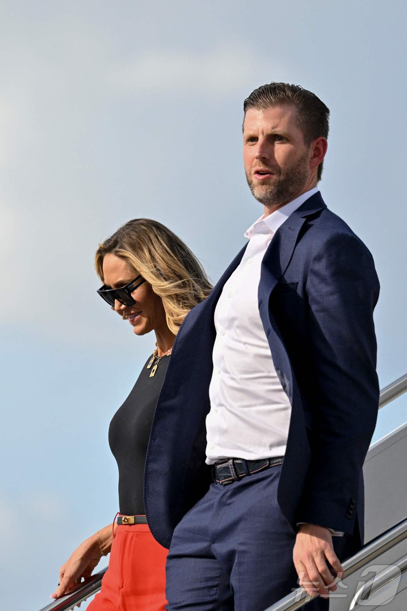 본문 이미지 - 도널드 트럼프 미국 대통령의 아들 에릭과 부인 라라가 16일(현지시간) 자동차 경주 대회인 '데이토나 500'을 관람한 뒤 플로리다주 웨스트 팜비치에 있는 팜비치 국제공항에 도착해 전용기를 내리고 있다. 2025.02.17 ⓒ AFP=뉴스1 ⓒ News1 우동명 기자