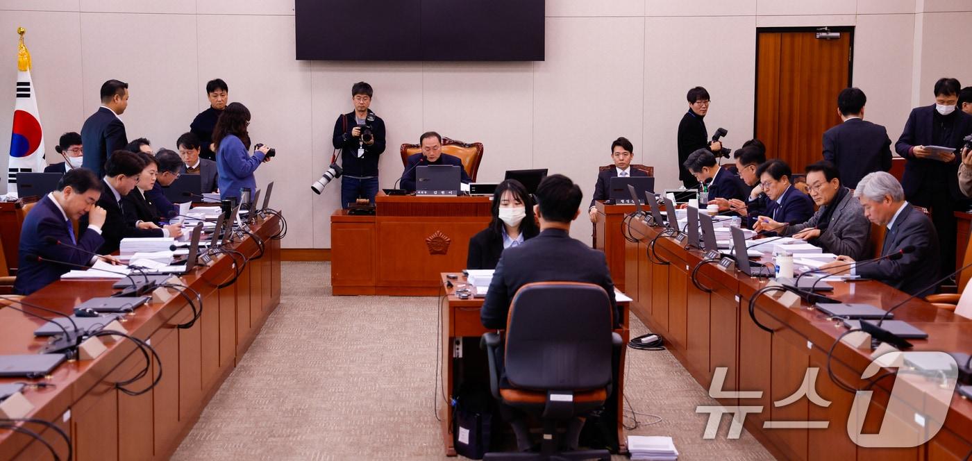 17일 서울 여의도 국회 산업통상자원중소벤처기업위원회에서 열린 제422회국회(임시회) 제1차 산업통상자원특허소위원회에서 김원이 소위원장이 반도체 특별법, 에너지 3법 등 논의를 위해 회의를 주재하고 있다. 2025.2.17/뉴스1 ⓒ News1 안은나 기자