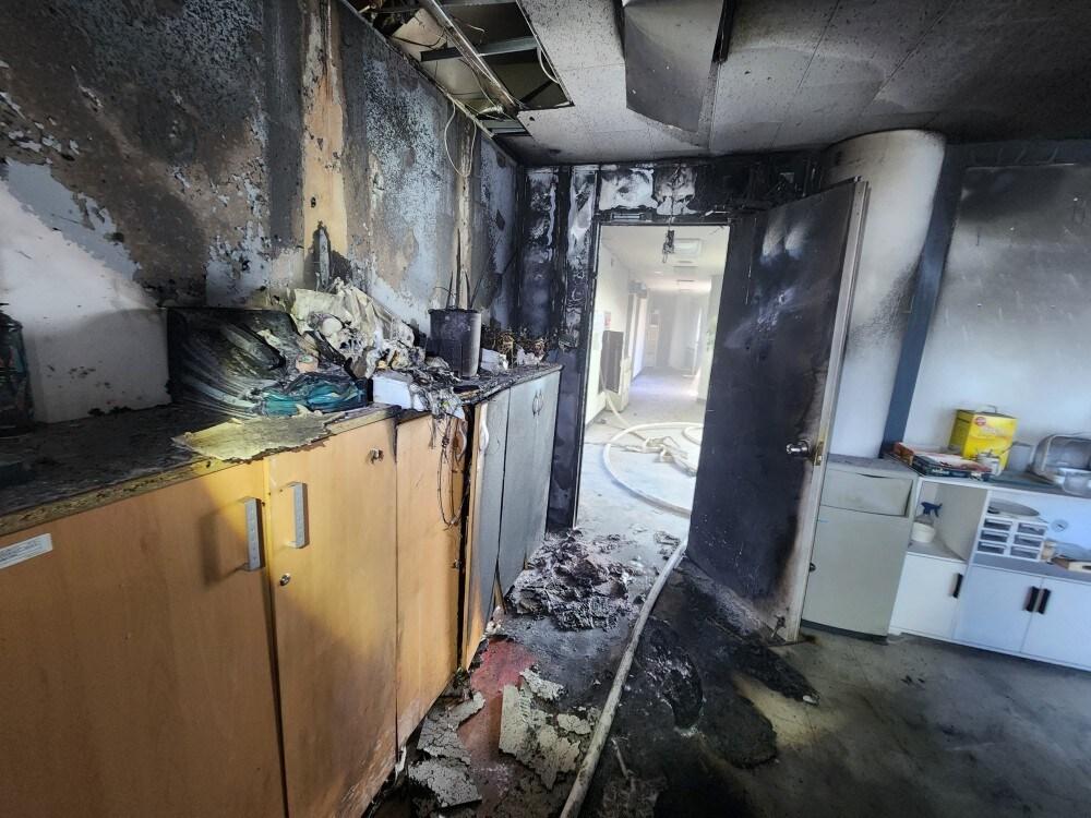 본문 이미지 - 분신 소동으로 불에 탄 천안준법지원센터. (천안서북소방서 제공. 재판매 및 DB금지)/뉴스1