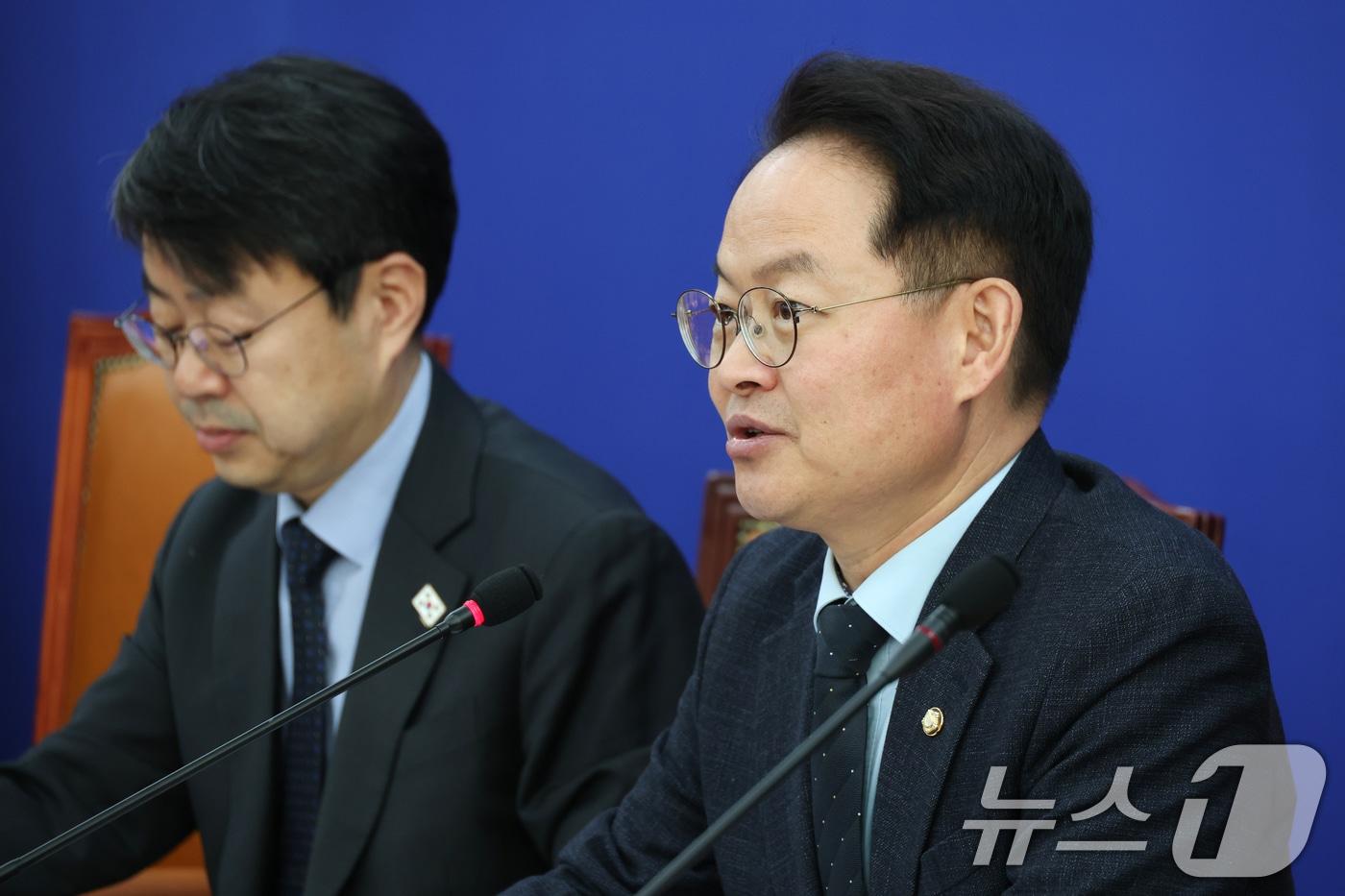 허영 더불어민주당 민생경제회복단장이 17일 오전 서울 여의도 국회에서 열린 청년 노동을 위한 민생법안 관련 8차 현장간담회에 서발언하고 있다. 2025.2.17/뉴스1 ⓒ News1 이광호 기자