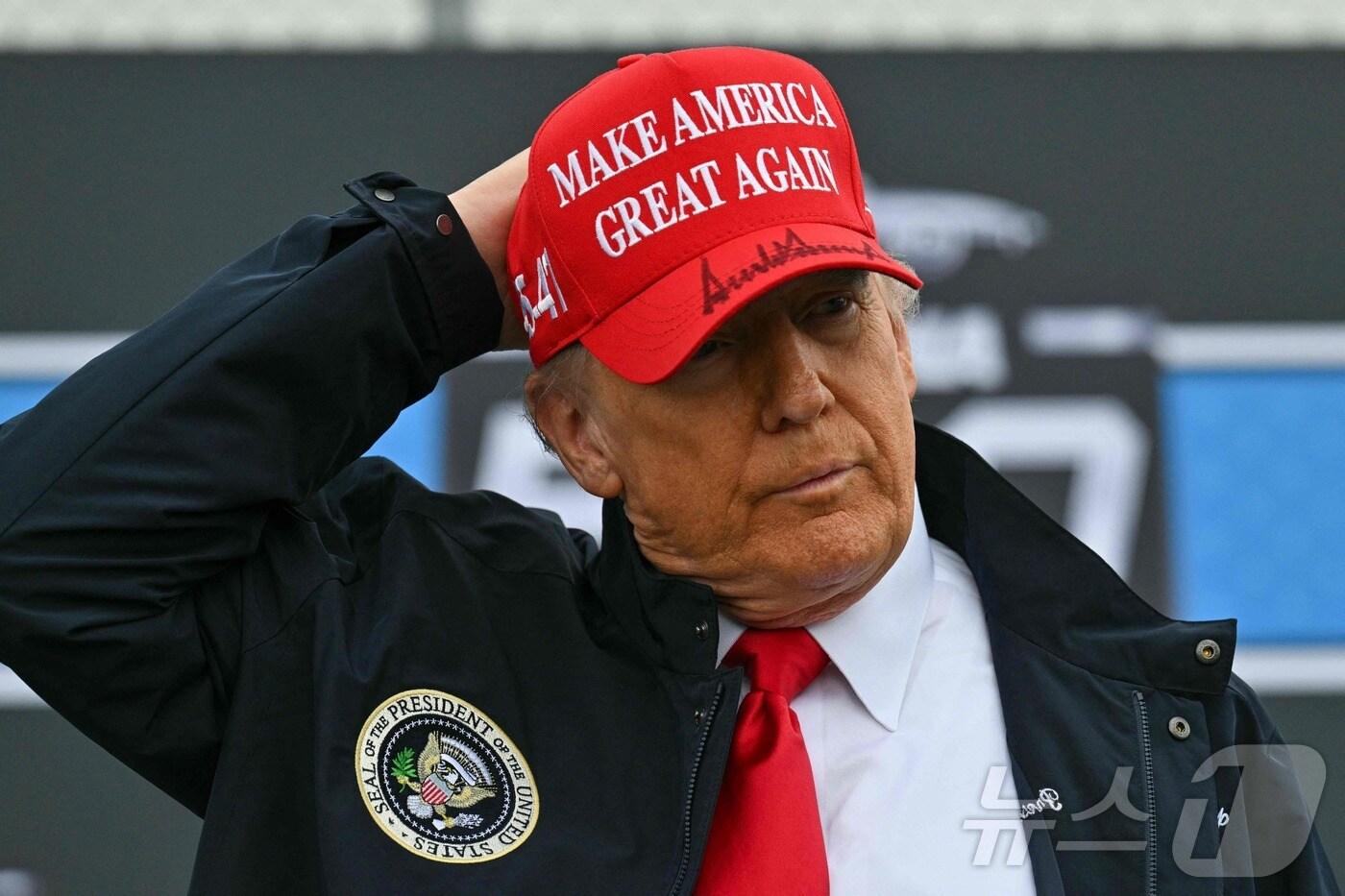 도널드 트럼프 미국 대통령이 16일&#40;현지시간&#41; 플로리다주 데이토나 비치에서 열린 자동차 경주 대회인 &#39;데이토나 500&#39;에 MAGA 모자를 쓰고 참석을 하고 있다. 2025.02.17 ⓒ AFP=뉴스1 ⓒ News1 우동명 기자