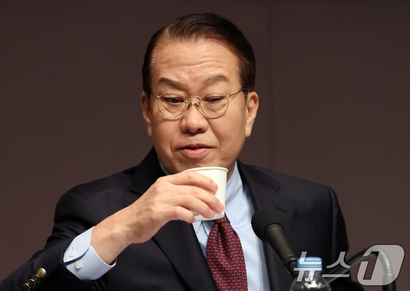 본문 이미지 - 권영세 국민의힘 비상대책위원장이 17일 서울 중구 한국프레스센터 국제회의장에서 열린 관훈클럽 초청 토론회에서 잠시 목을 축이고 있다. 2025.2.17/뉴스1 ⓒ News1 오대일 기자