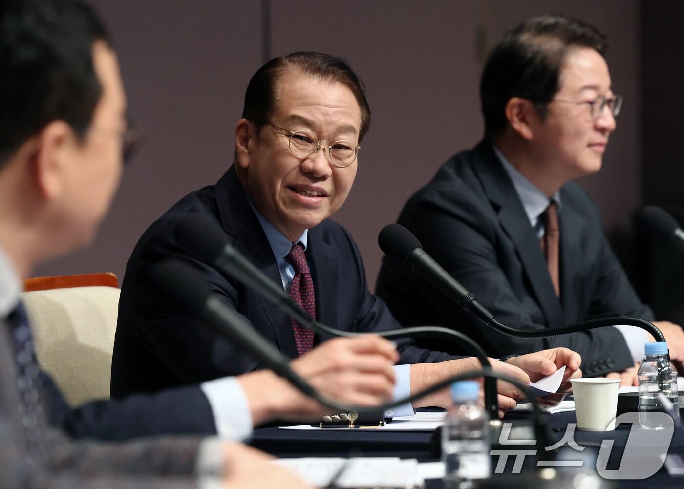 본문 이미지 - 권영세 국민의힘 비상대책위원장이 17일 서울 중구 한국프레스센터 국제회의장에서 열린 관훈클럽 초청 토론회에서 패널들의 질문을 경청하며 미소짓고 있다. 2025.2.17/뉴스1 ⓒ News1 오대일 기자