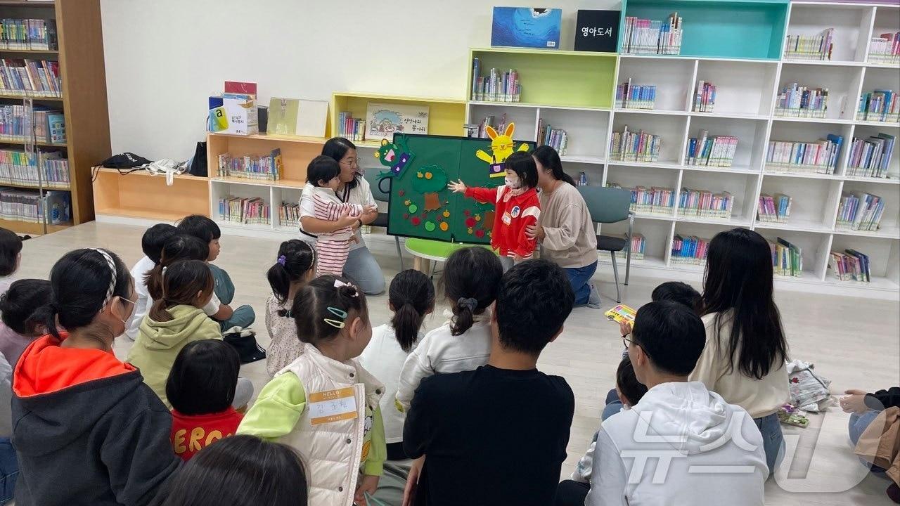 본문 이미지 - 기흥도서관이 진행한 &#39;동기맘과 함께하는 이야기 소풍&#39; 행사 때 모습.&#40;용인시 제공&#41;