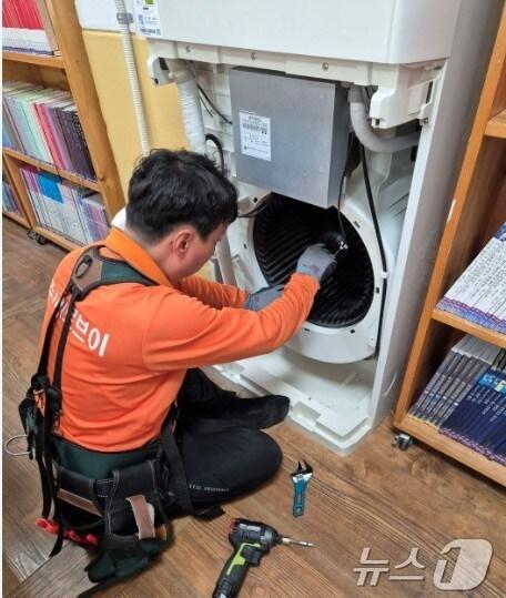 본문 이미지 - 냉방기 세척 전문 업체가 저소득층 가정을 방문해 냉방기 청소를 하고 있다.(해운대구청 제공.재판매 및 DB 금지)