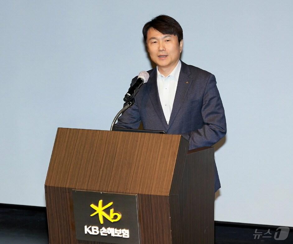 본문 이미지 - KB손해보험, 고객중심경영 실천 다짐 발대식 구본욱 사장님 발언 모습/사진제공=KB손해보험