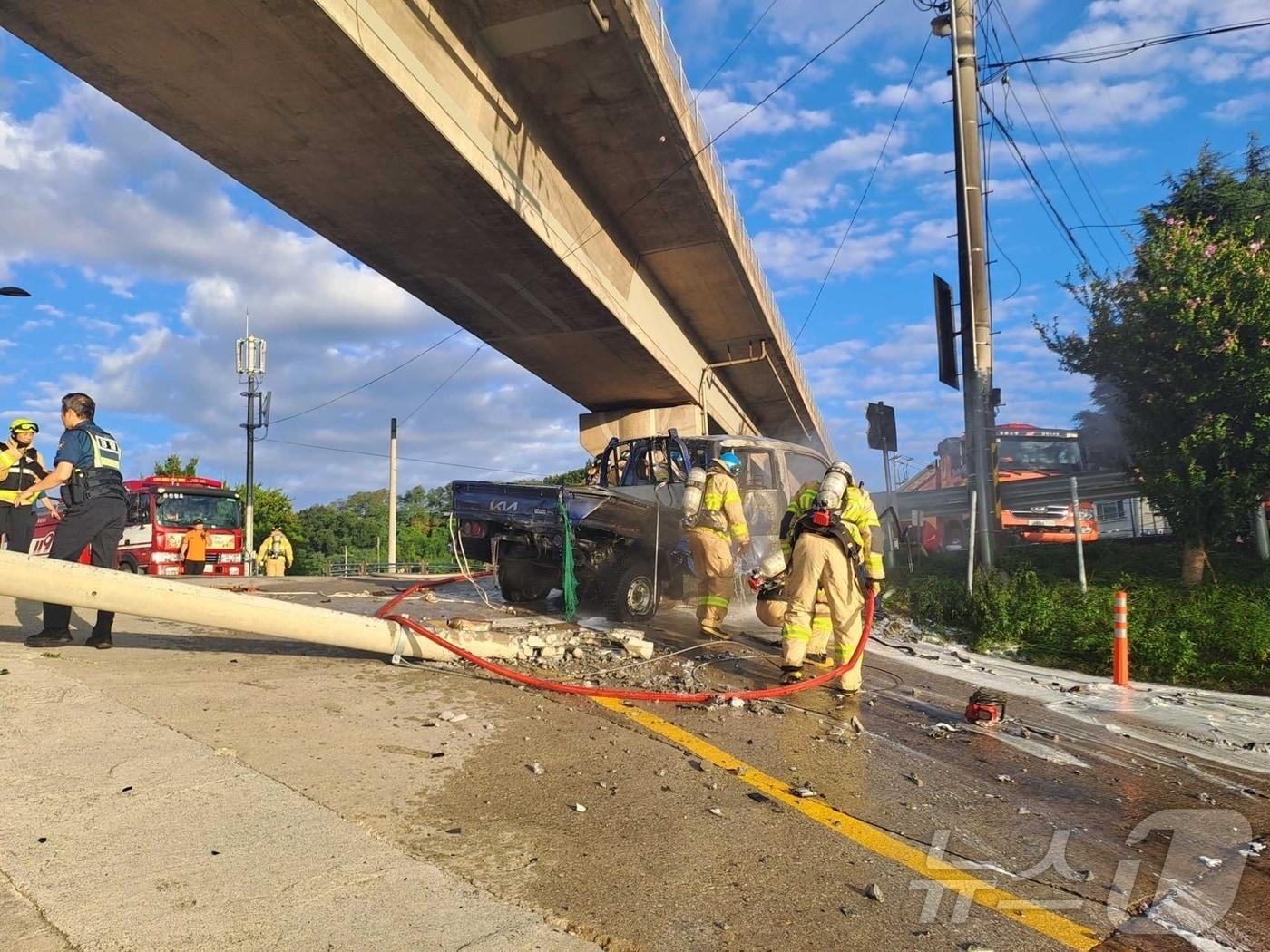 본문 이미지 - 3일 오전 6시 35분쯤 강원 강릉시 홍제동 강릉대교에서 발생한 차량 추락 사망사고 수습 현장 &#40;강원도소방본부 제공. 재판매 및 DB 금지&#41; 2024.9.3/뉴스1
