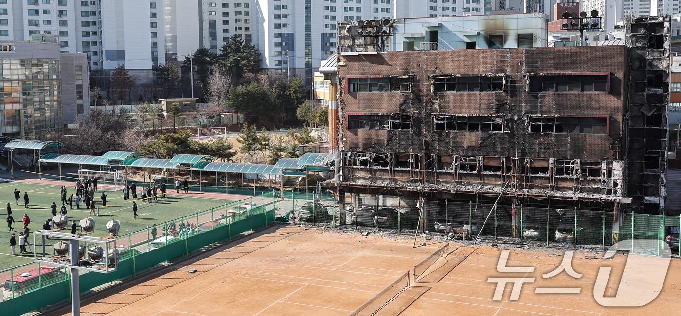 17일 서울 성동구 무학여자고등학교 화재현장에서 경찰과 과학수사대 화재감식팀, 소방 등 관계자들이 화재원인을 밝히기 위해 합동감식을 하고 있다. 2025.2.17/뉴스1 ⓒ News1 김도우 기자