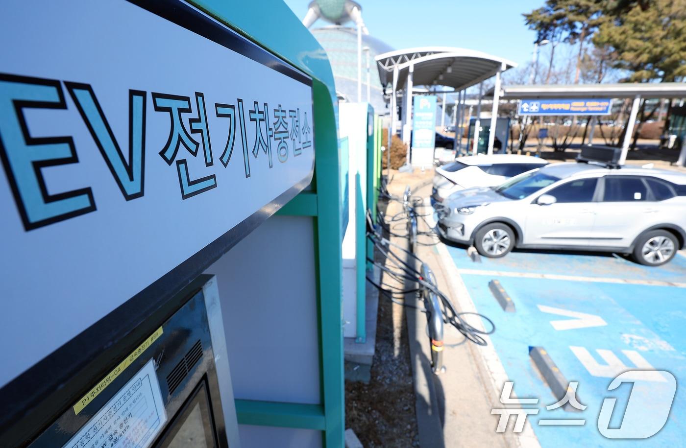 본문 이미지 - 전기차 배터리 안전성 인증제 및 이력관리제가 본격 시행된 지난해 2월 17일 인천국제공항 주차장 전기차 충전소에 주차된 차량이 충전하고 있다.  2025.2.17 ⓒ 뉴스1 박정호 기자