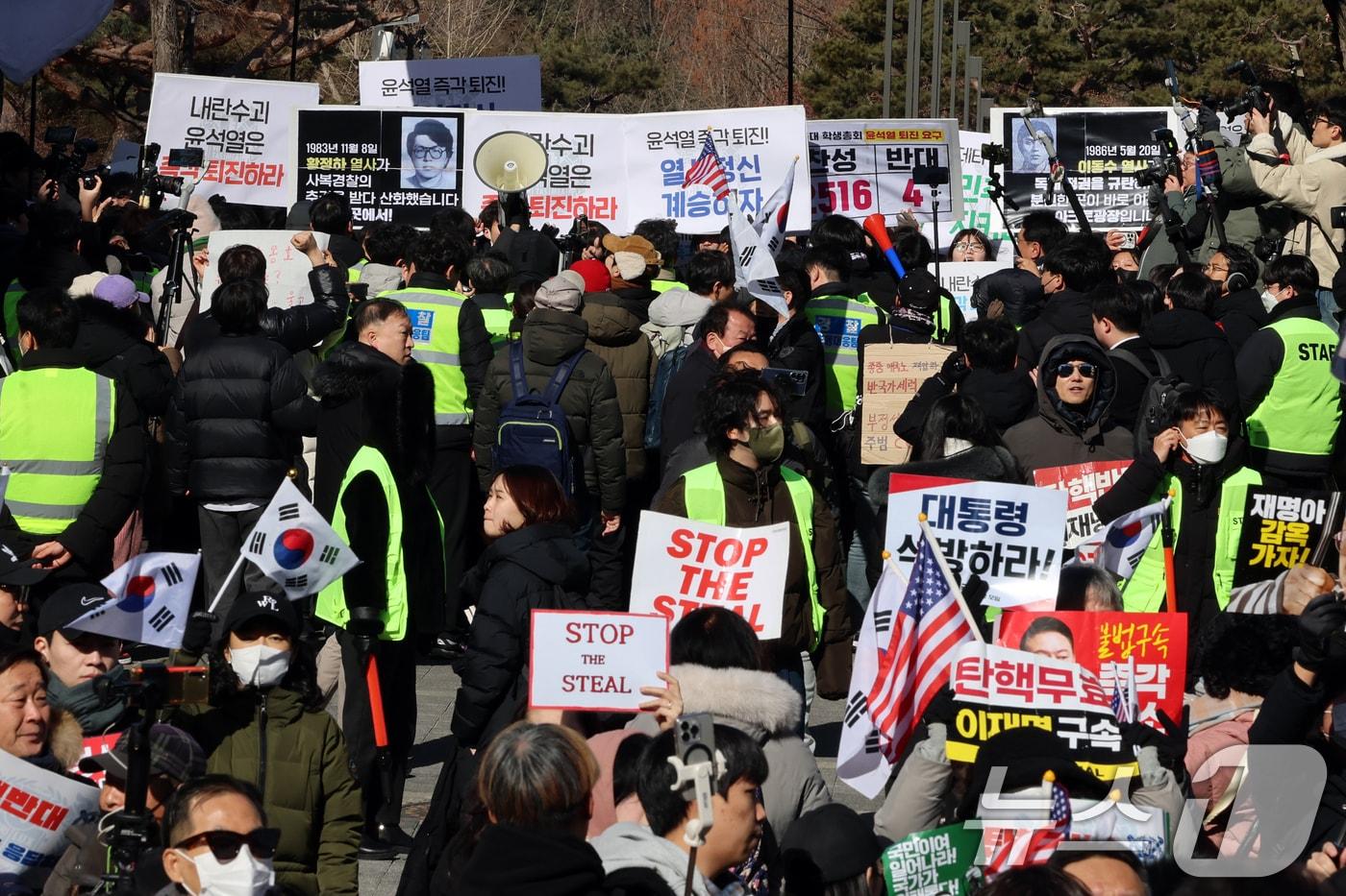 17일 서울 관악구 서울대학교 아크로폴리스 광장에서 서울대공동행동 등 진보단체와 자유민주주의를 수호하는 서울대인 등 보수단체가 윤석열 대통령 탄핵 찬성·반대 집회를 진행하고 있다. 2025.2.17/뉴스1 ⓒ News1 황기선 기자
