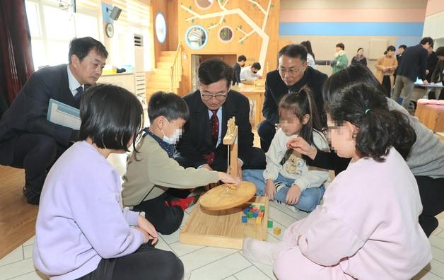 본문 이미지 - 윤건영 충북교육감이 17일 옥천 삼양초등학교와 안내초등학교를 찾아 늘봄학교 운영 상황 등을 점검했다.(충북도교육청 제공. 재판매 및 DB금지)/뉴스1