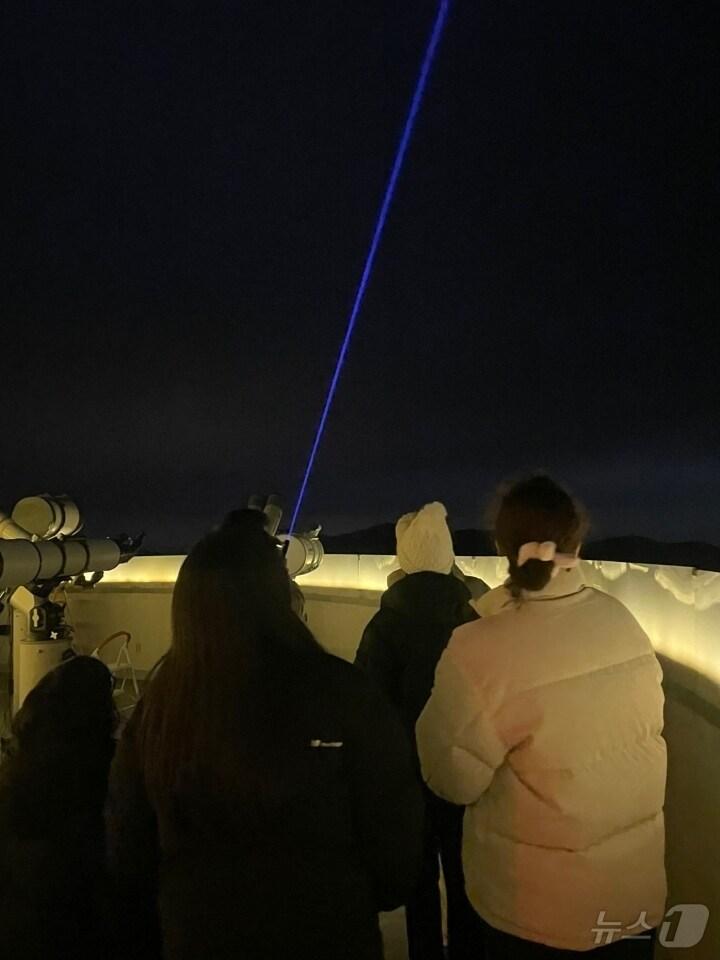 본문 이미지 - 방문객이 칠갑산 천문대에서 관측 체험을 하고 있다. (청양군 제공.  재판매 및 DB금지). /뉴스1