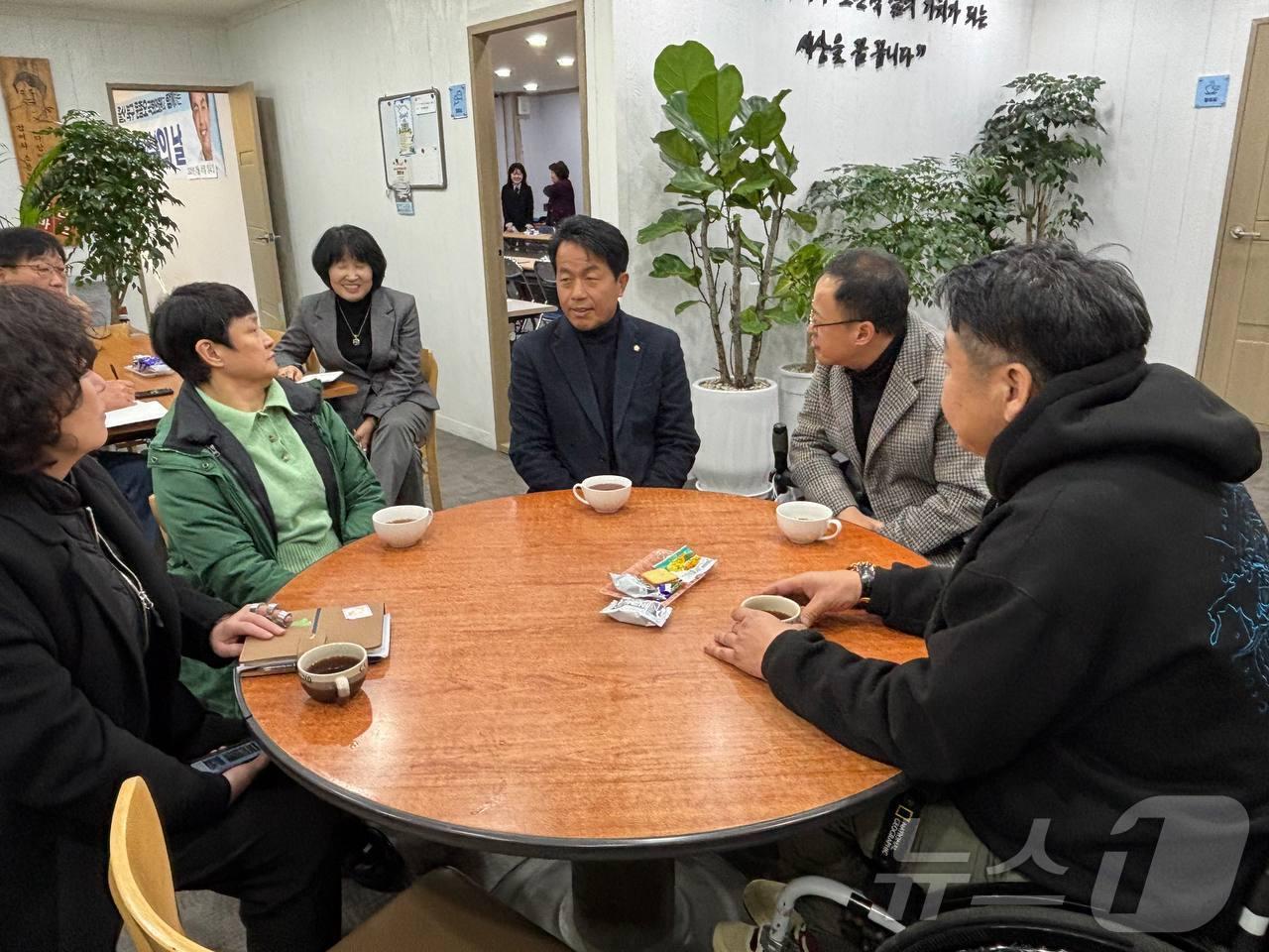 본문 이미지 - 윤종오 진보당 국회의원(울산 북구)이 지난 16일 지역 의원사무실에서 울산 장애인 거주시설 상습학대 사건 공동대책위원회(이하 공대위)와 간담회를 개최했다.(윤종오 의원실 제공. 재판매 및 DB 금지)/뉴스1