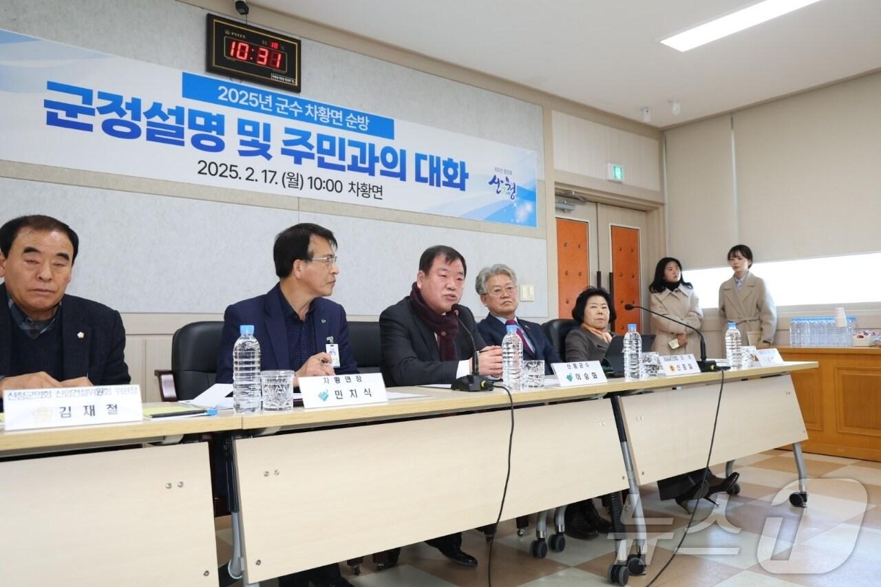 본문 이미지 - 이승화 산청군수가 17일 차황면에서 군정 성과 보고와 주요 사업·시책 설명회를 하고 있다&#40;산청군 제공. 재판매 및 DB금지&#41;.