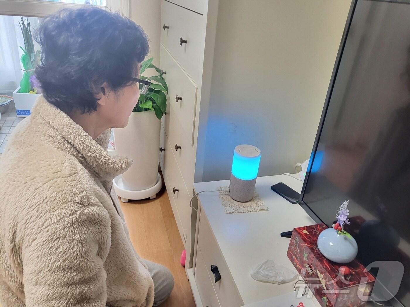 본문 이미지 - AI 스피커와 대화를 나누는 어르신.(강남구청 제공)