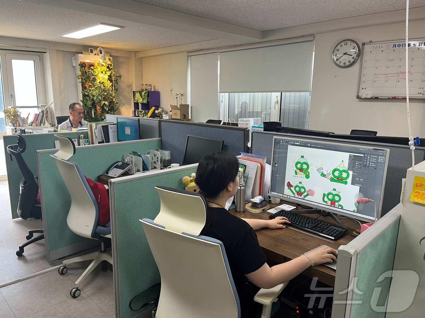 본문 이미지 - 관악디딤돌 청년일자리에 참여해 지역 사회 기업에서 근무하고 있는 청년의 모습.(관악구 제공)