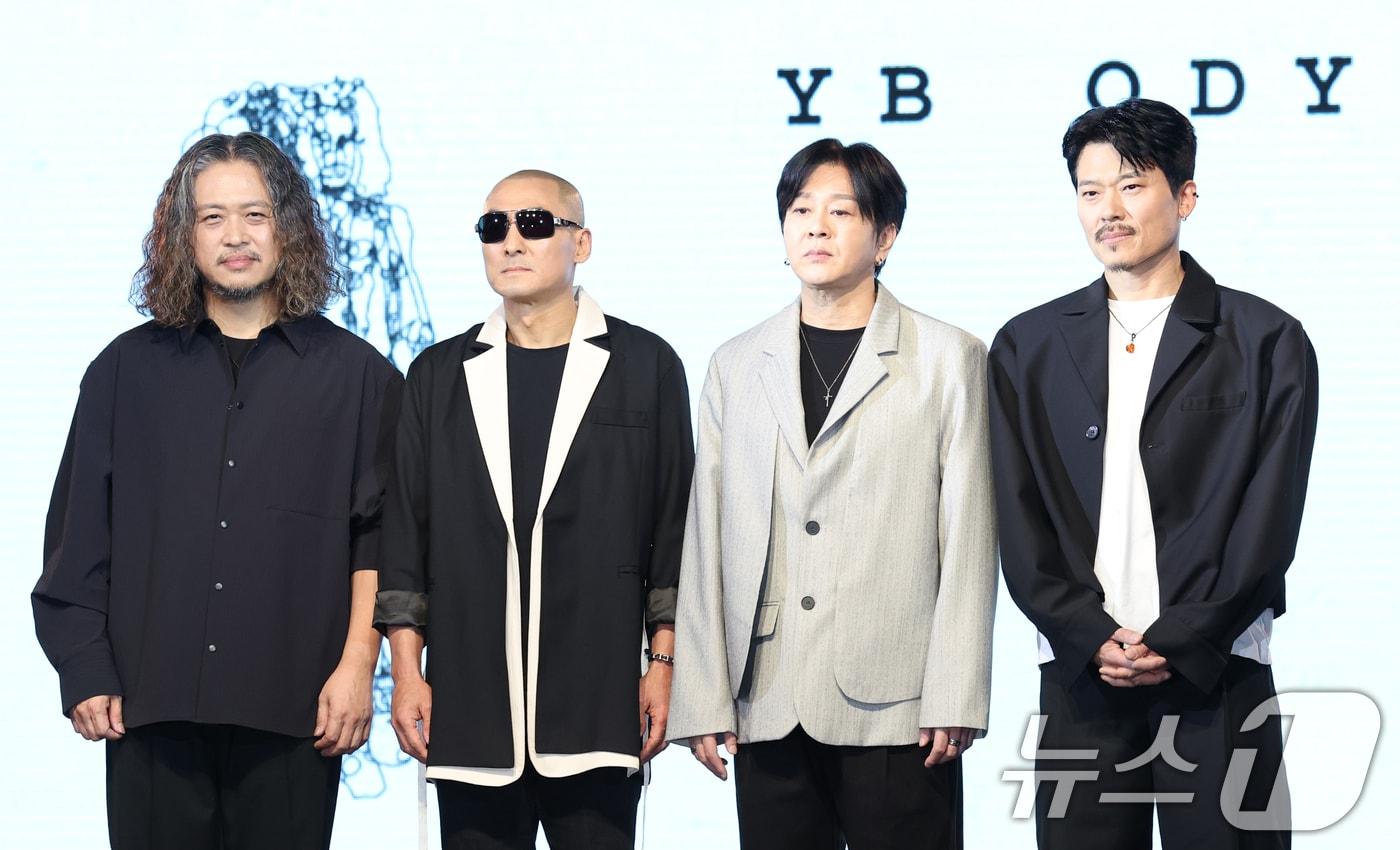 록밴드 YB 허준(왼쪽부터)과 윤도현, 김진원, 박태희가 17일 서울 마포구 롤링홀에서 가진 새 EP 앨범 ‘Odyssey’ 쇼케이스에서 포즈를 취하고 있다. 2025.2.17/뉴스1 ⓒ News1 권현진 기자