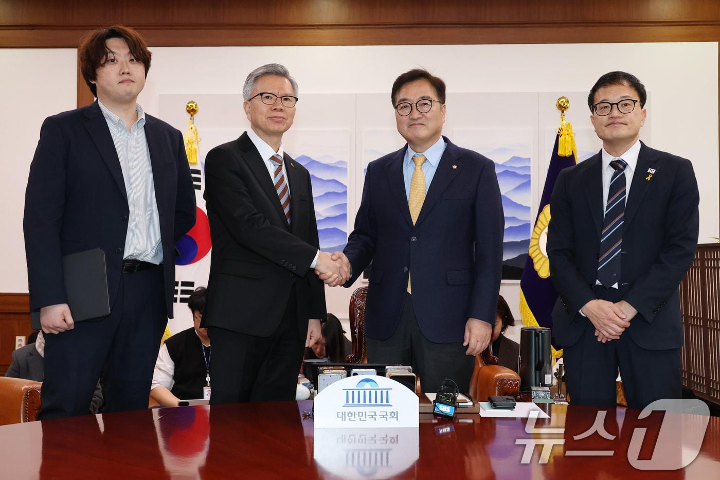 지난 17일 우원식 국회의장이 서울 여의도 국회에서 가진 의정갈등 관련 면담에서 김택우 대한의사협회장과 인사나누고 있다. 왼쪽부터 박단 대한전공의협의회 비상대책위원장, 김 의협회장, 우 의장, 박주민 국회 보건복지위원장.. /뉴스1 ⓒ News1 이광호 기자