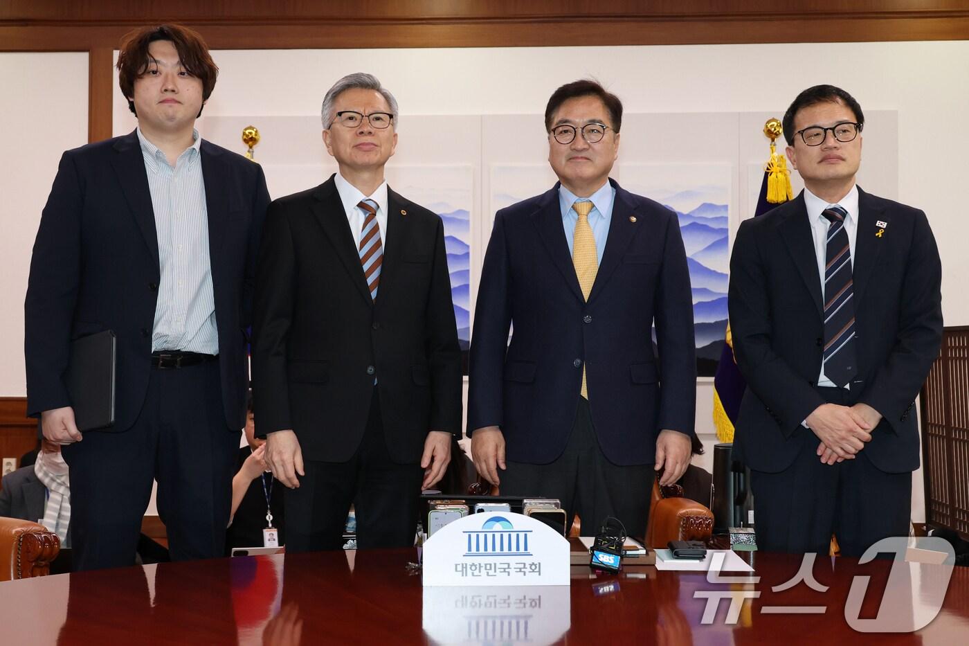 우원식 국회의장이 17일 오후 서울 여의도 국회에서 가진 의정갈등 관련 면담에서 김택우 대한의사협회장 등과 기념촬영을 하고 있다. 왼쪽부터 박단 대한전공의협의회 비상대책위원장, 김 의협회장, 우 의장, 박주민 국회 보건복지위원장.. 2025.2.17/뉴스1 ⓒ News1 이광호 기자