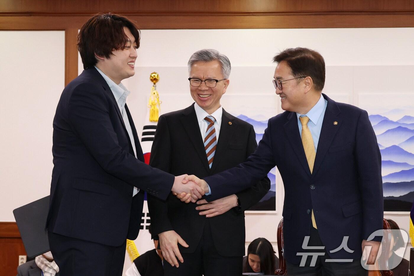 우원식 국회의장(오른쪽)이 17일 오후 서울 여의도 국회에서 가진 의정갈등 관련 면담에서 박단 대한전공의협의회 비상대책위원장과 인사나누고 있다. 가운데는 김택우 대한의사협회장. 2025.2.17/뉴스1 ⓒ News1 이광호 기자