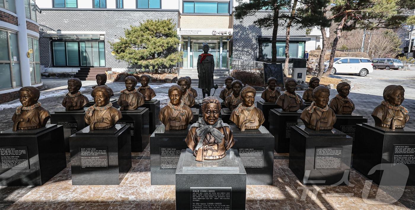 경기 광주시 퇴촌면 나눔의 집에 위안부 피해자 할머니들의 흉상이 세워져 있다. /뉴스1